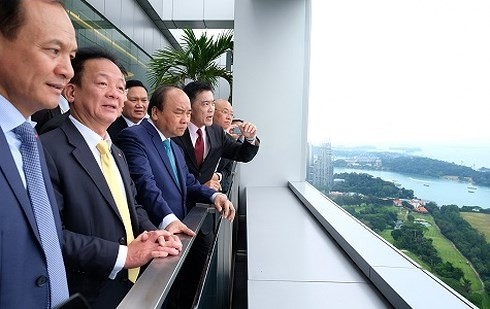 Premierminister Nguyen Xuan Phuc besucht Hafen von Singapur und Supply Chain City