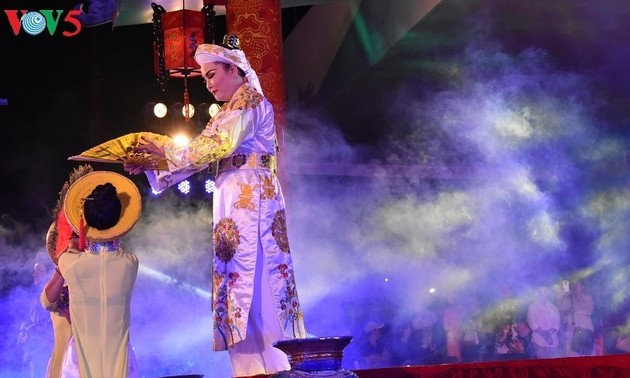 Die Schönheit des fokloristischen Chau Van-Gesangs beim Festival in Hue