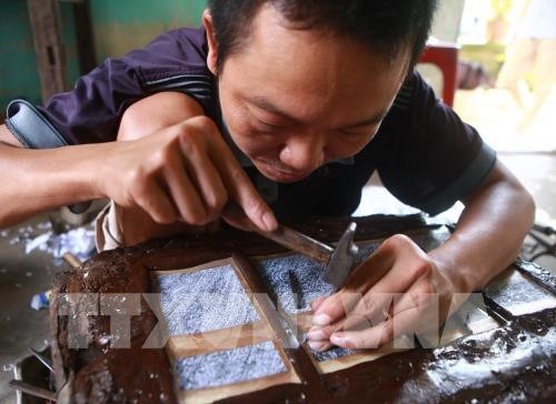Die Silberschnitzerei im Dorf Dong Xam