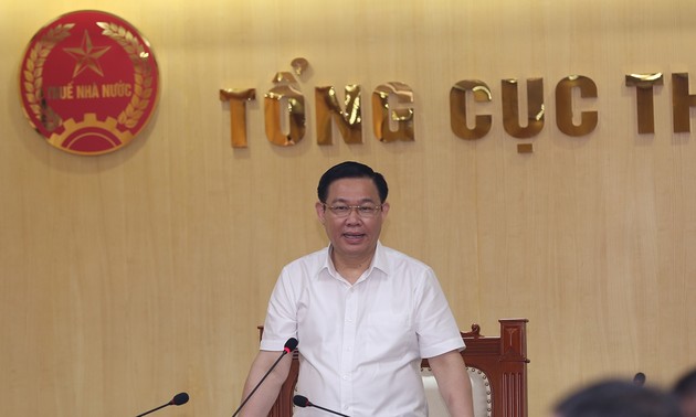 Vizepremierminister Vuong Dinh Hue tagt mit Steuerbehörde 