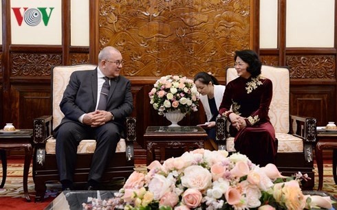 Interimsstaatspräsidentin Dang Thi Ngoc Thinh empfängt neue Botschafter in Vietnam