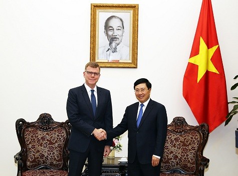 Vizepremierminister Pham Binh Minh empfängt den ADB-Vizepräsidenten