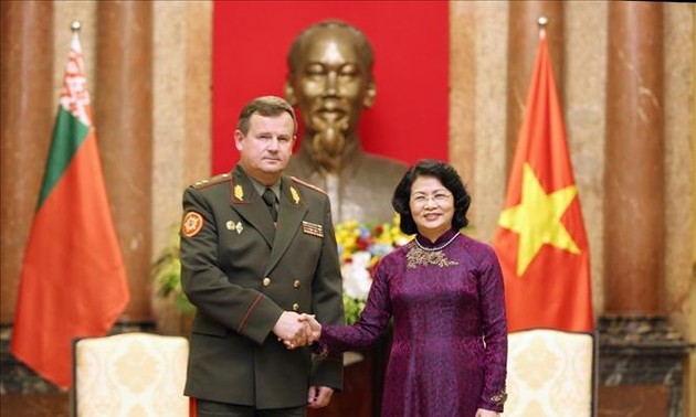 Dang Thi Ngoc Thinh empfängt den weißrussischen Verteidigungsminister