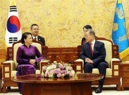 Parlamentspräsidentin Nguyen Thi Kim Ngan trifft Südkoreas Präsident Moon Jae-in