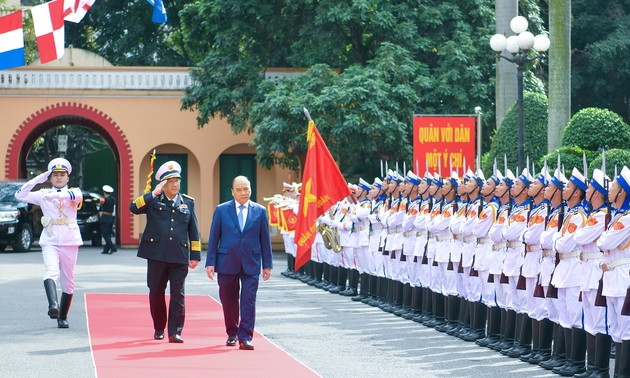 Premierminister Nguyen Xuan Phuc überprüft Kampfbereitschaft der Marine
