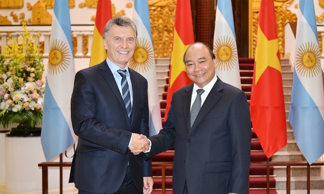 Premierminister Nguyen Xuan Phuc empfängt Argentiniens Präsident Mauricio Macri