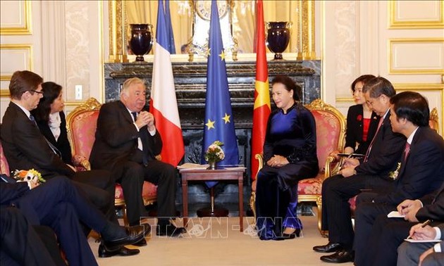 Parlamentspräsidentin Nguyen Thi Kim Ngan trifft Frankreichs Senatschef Gerard Larcher