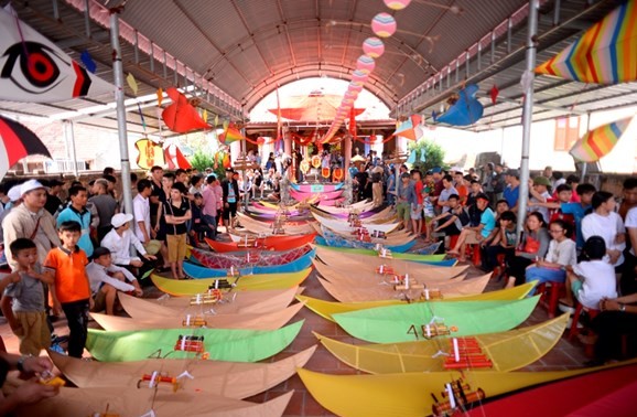 Drachen-Festival im Dorf Ba Duong Noi