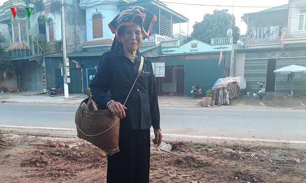 Umhängekorb begleitet Thai Frauen im Nordwesten Vietnams