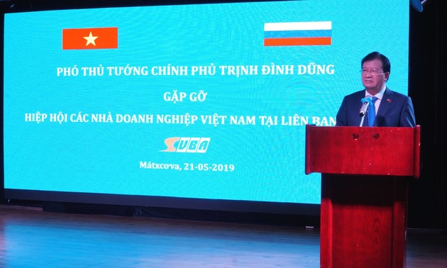 Vizepremierminister Trinh Dinh Dung trifft vietnamesische Unternehmen in Russland