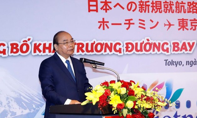 Premierminister Nguyen Xuan Phuc nimmt an Feier zur Veröffentlichung der zwei Flugverbindungen nach Japan teil