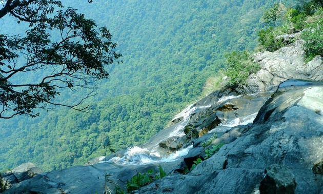 Die Schönheit des gigantischen Wasserfalls Do Quyen