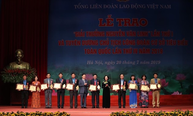 Truong Thi Mai nimmt an Verleihung des Nguyen-Van-Linh-Preises teil