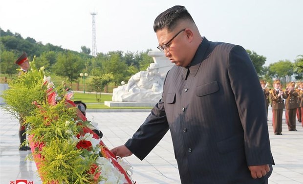 Nordkoreas Staatschef Kim Jong-un besucht Friedhof der im Koreakrieg gefallenen Soldaten
