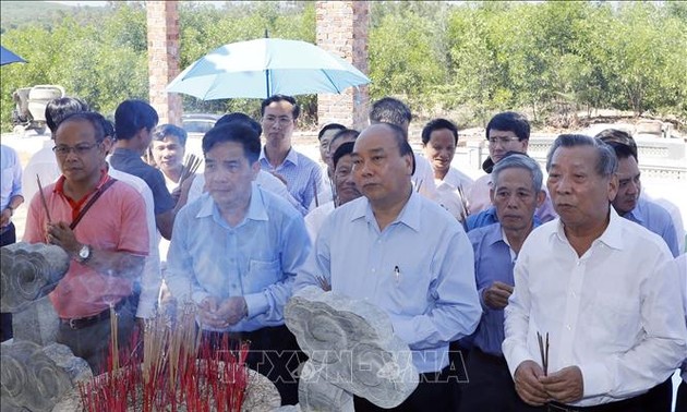 Premierminister Nguyen Xuan Phuc zündet Räucherstäbchen zu Ehren der Helden und gefallenen Soldaten an