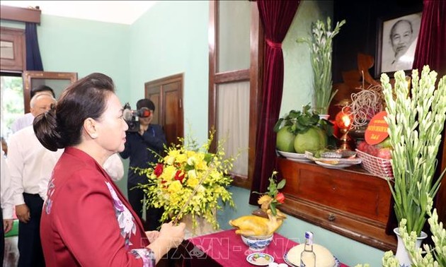 Parlamentspräsidentin Nguyen Thi Kim Ngan zündet Räucherstäbchen zu Ehren des Präsidenten Ho Chi Minh an