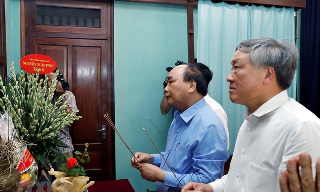 Premierminister Nguyen Xuan Phuc zündet Räucherstäbchen zu Ehren des Präsidenten Ho Chi Minh an