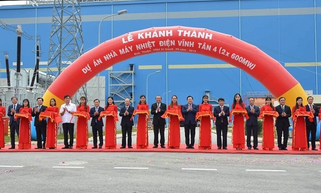 Vizepremierminister Truong Hoa Binh nimmt an der Einweihung des Wärmekraftwerks Vinh Tan 4 teil