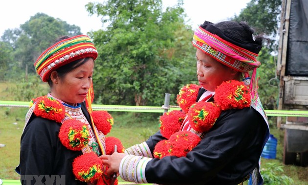 Verzierungskunst auf traditionellen Trachten der Roten Dao zum immateriellen Nationalkulturerbe erklärt