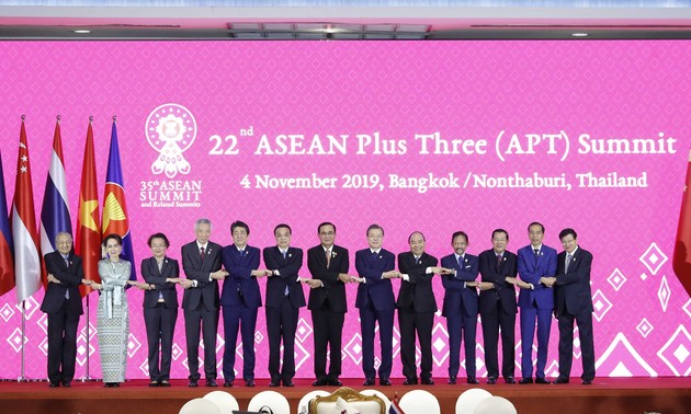 Premierminister Nguyen Xuan Phuc nimmt am ASEAN+3-Gipfel teil
