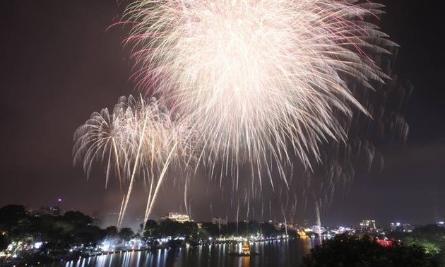 Feuerwerke an 30 Orten in der Nacht zum Jahreswechsel in Hanoi