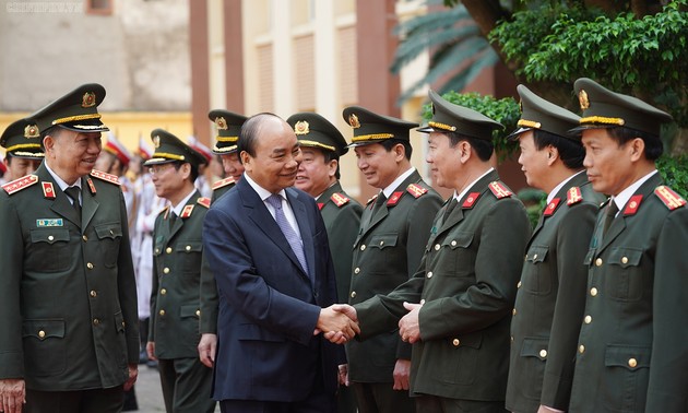Nguyen Xuan Phuc: Die nationale Sicherheit auf jeden Fall gewährleisten
