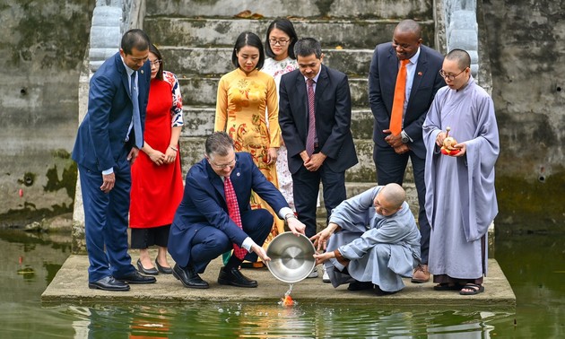 US-Botschafter lässt Karpfen zum Festtag von “Tao quan” frei