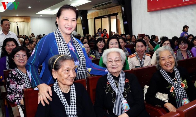 Parlamentspräsidentin Nguyen Thi Kim Ngan nimmt am Treffen der ehemaligen Freiwilligen im Süden teil
