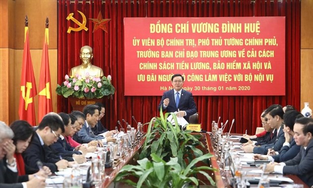 Vizepremierminister Vuong Dinh Hue tagt mit Innenministerium