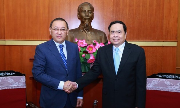 Der Vorsitzende der Vaterländischen Front Vietnams Tran Thanh Man empfängt Kasachstans Botschafter