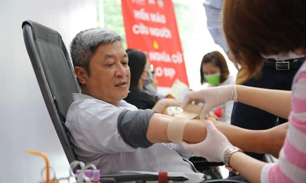 Medizinische Mitarbeiter spenden Blut zur Rettung der Patienten