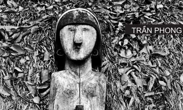 Fotograf Tran Phong präsentiert Fotobuch “Holzstatuen im Hochland Tay Nguyen”