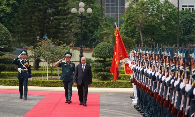 Premierminister Nguyen Xuan Phuc besucht das Luftwaffenkommando