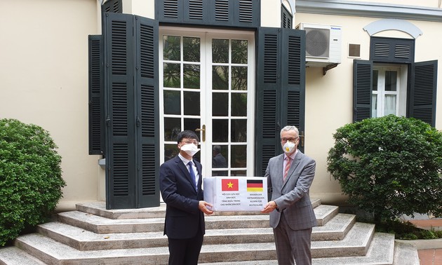 Vietnamesische Alumni überreicht 5000 Mundschutzmasken an Deutschland