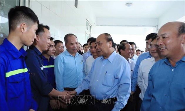 Premierminister Nguyen Xuan Phuc besucht Arbeitnehmer des Bergwerks Ha Lam