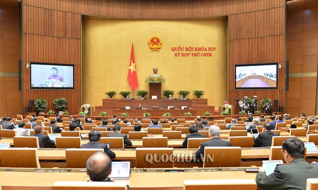 9. Parlamentssitzung: Abgeordnete versammeln sich im Parlamentsgebäude