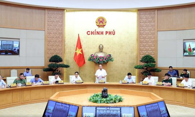Premierminister Nguyen Xuan Phuc tagt mit dem nationalen Verwaltungsstab für Covid-19-Bekämpfung