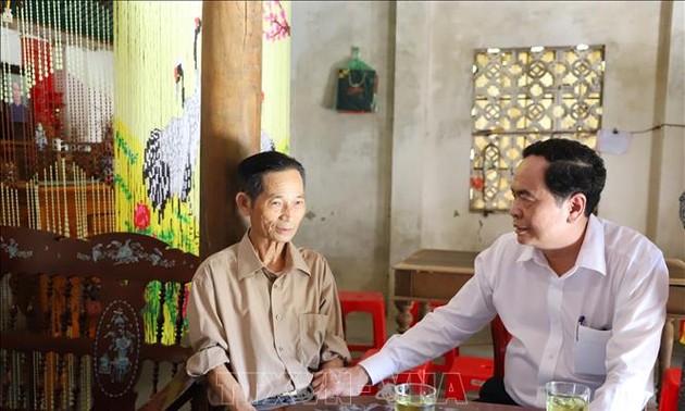 Geschenkübergabe an Familien der verdienstvollen Menschen in Ha Tinh