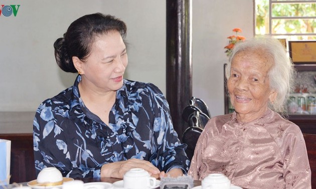 Parlamentspräsidentin überreicht Geschenke an Familien von verdienstvollen Menschen in Ba Ria – Vung Tau