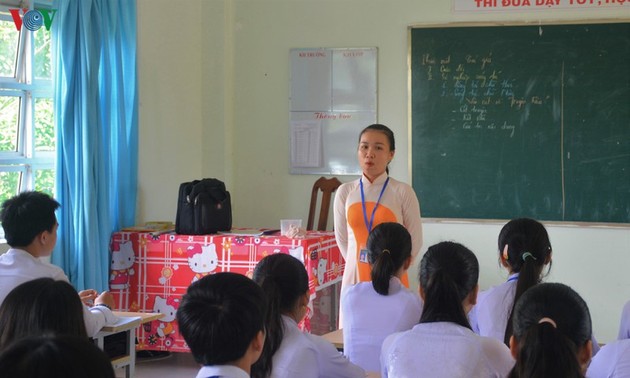 Den Schülern das Werk “Die Geschichte von Kieu” durch das Cai Luong-Theater lehren