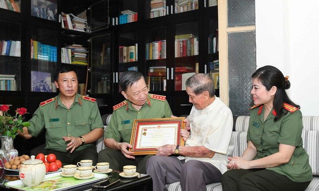Das Polizeiministerium ehrt „Künstler des Volkes“ Trong Bang und Komponist Pham Tuyen