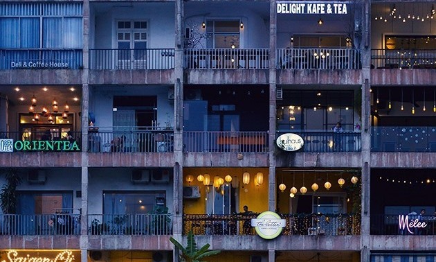 Foto über einen Wohnblock mit zahlreichen Cafés in Saigon in National Geographic UK