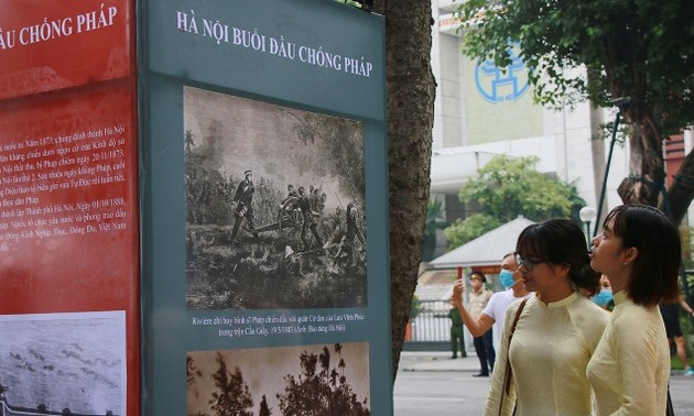 Ausstellung “Hanoi: historische Merkmale” am Hoan Kiem-See