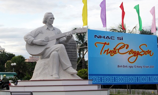 Einweihung der Statue von Trinh Cong Son am Strand in Quy Nhon