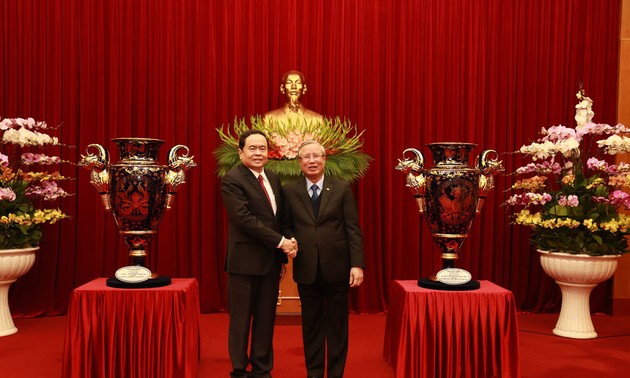 Übergabe der Lac Hong-Pokale an den 13. Parteitag der KPV