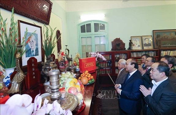 Premierminister Nguyen Xuan Phuc zündet Räucherstäbchen zu Ehren ehemaliger Leiter der KPV und des Staates an