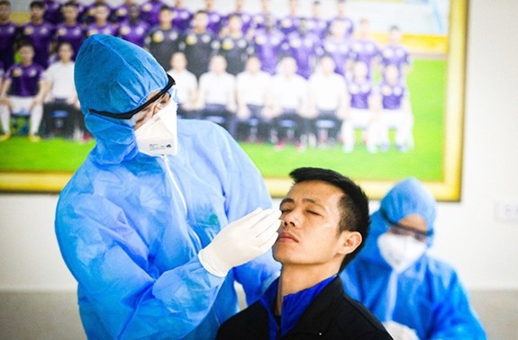 Fußballer des Fußballvereins Hanoi FC versammeln sich nach dem Tetfest