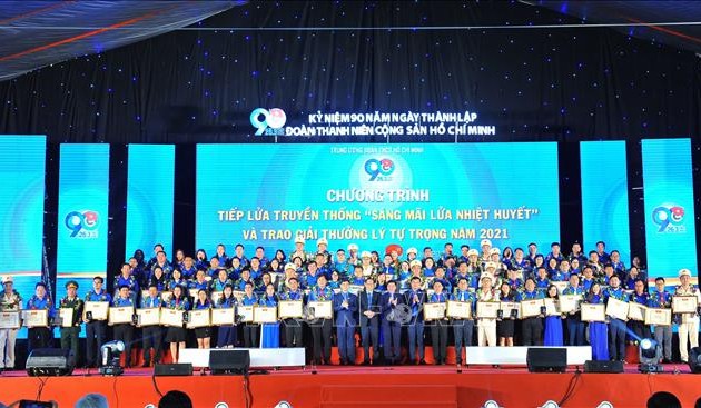 Übergabe des Preises “Ly Tu Trong” 2020 an 98 ausgezeichnete Leiter von Jugendverbänden