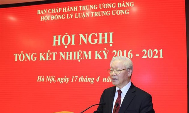  KPV-Generalsekretär Nguyen Phu Trong nimmt an Bilanzkonferenz des Zentraltheorierats teil