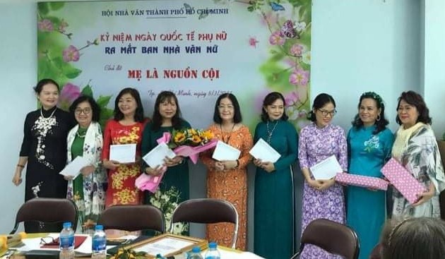 Schriftstellerinnen des Schriftstellerverbandes von Ho Chi Minh Stadt helfen armen Menschen in Zeiten der Pandemie
